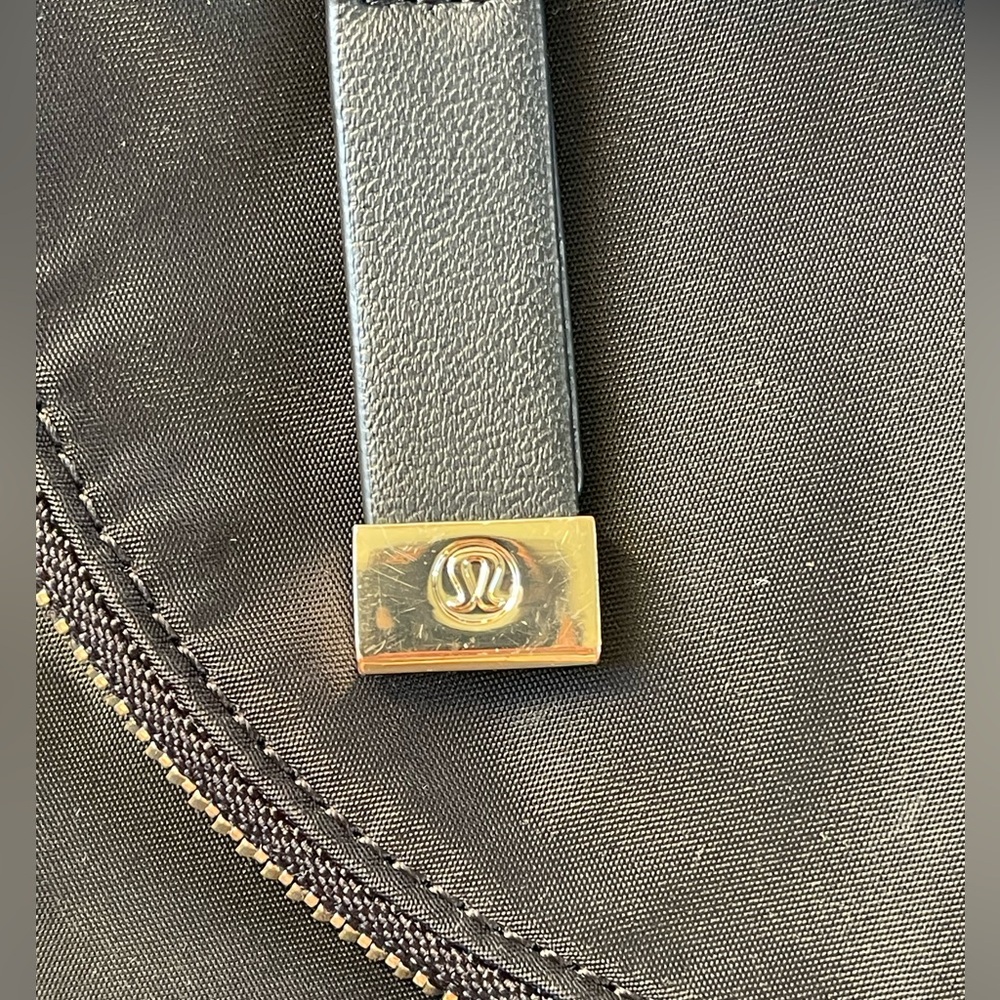 Lululemon All Night Festival Bag Vol 5L in Black /Gold - Picture 12 of 16